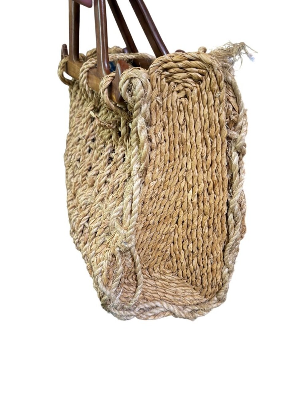 Vintage Woven Straw Handbag With Wooden Handles & Button Loop Closure - Picture 6 of 8